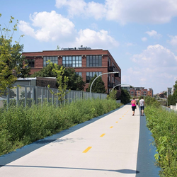 ”Bloomingdale Trail, the 606, Chicago 2015” (CC BY-SA 4.0) by Victor Grigas door Victor Grigas (bron: Wikimedia commons)