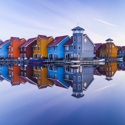 Kleurrijke huizen aan het water in Groningen door Ton Drijfhamer (bron: Shutterstock)