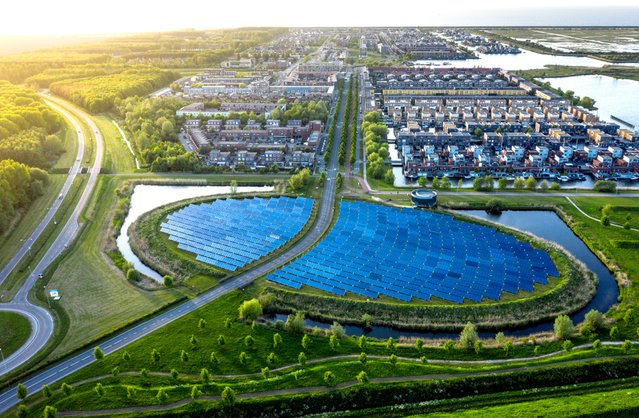 Moderne duurzame buurt in Almere, Nederland. De stadsverwarming (stadswarmte) in de wijk wordt gedeeltelijk aangedreven door een zonnepaneeleiland door Pavlo Glazkov (bron: Shutterstock)
