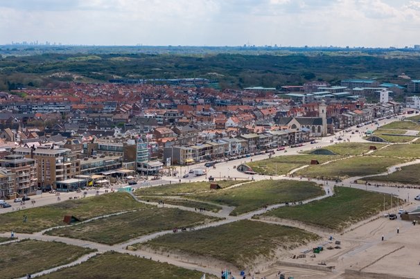 Drone foto van de kustlijn en boulevard in Katwijk aan Zee, Nederland door Robin Dessens (bron: Shutterstock)