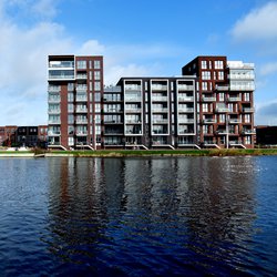 Moderne woningen langs het kanaal in Alkmaar door L.ON (bron: Shutterstock)