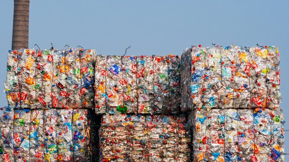 Plastic flessen geperst in recyclingfaciliteit in Arnhem door VanderWolf Images (bron: shutterstock)