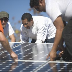 Group of multiethnic engineers placing solar panel on rooftop door sirtravelalot (bron: Shutterstock)