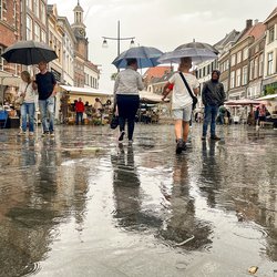 Stromende regen in Zutphen door Maarten Zeehandelaar (bron: Shutterstock)