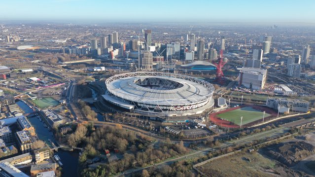 Het Olympisch park met Olympisch stadion in Londen door Aerial-motion (bron: Shutterstock)