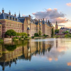 Het  Binnenhof aan het Hofvijver-meer in de stad Den Haag, Zuid-Holland, Nederland door Boris Stroujko (bron: Shutterstock)