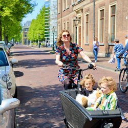 Fietsende dame, Leiden door Dutch_Photos (bron: shutterstock)