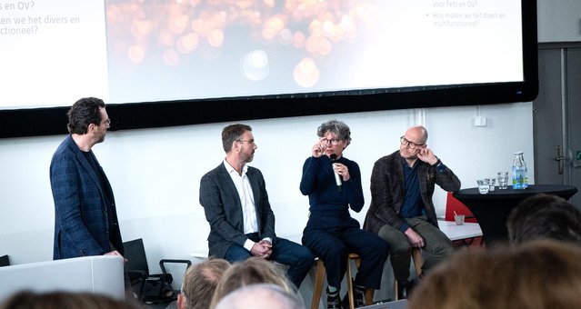 Van links naar rechts: Tom Daamen (moderator), Maarten Janssen, Tess Broekmans en Jaco Meuwissen tijdens het sLIM symposium door Ineke Lammers (bron: Gebiedsontwikkeling.nu)