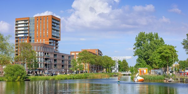 Piushavenlandschap, een uitgestrekt gebied grenzend aan de binnenstad van Tilburg. Het gebied ontwikkelt zich van een voormalige industriehaven naar een levendige verstedelijkte omgeving aan het water. door TonyV3112 (bron: Shutterstock)