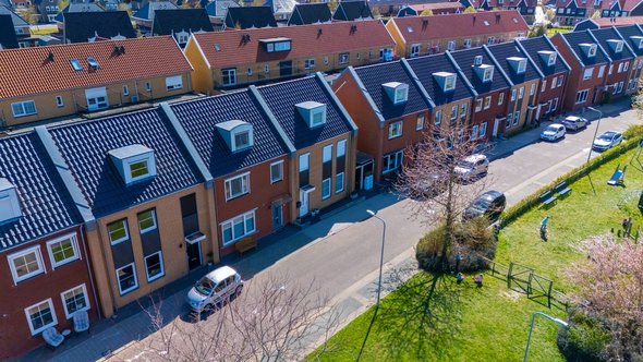 Woningen aan het groen door fokke baarssen (bron: Shutterstock)