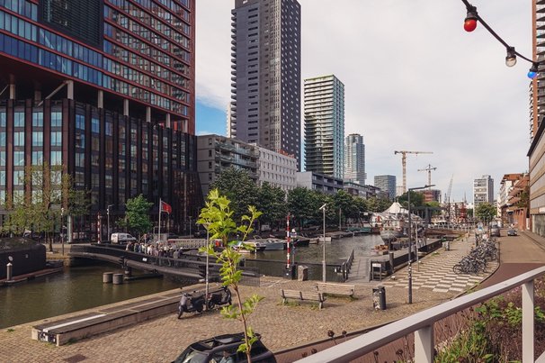 Stedelijke waterkant in Rotterdam door River Cruise Mentor (bron: Shutterstock)