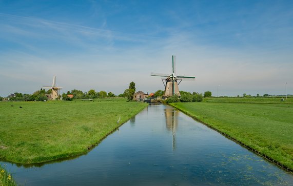 Two wind mills in a polder landscape near the village of Maasland, the Netherlands. Maasland is a village in the province of South Holland in the Netherlands door Frank Cornelissen (bron: shutterstock)