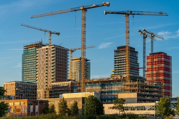 Nieuwbouw woningen in Amsterdam Zuidoost door Milos Ruzicka (bron: Shutterstock)
