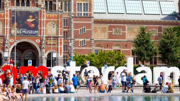 Toeristen bij Rijksmuseum, Amsterdam door Alfio Finocchiaro (bron: shutterstock.com)