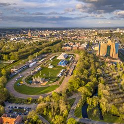 Luchtfoto van de skyline van Groningen vanaf het Stadspark door Rudmer Zwerver (bron: shutterstock)