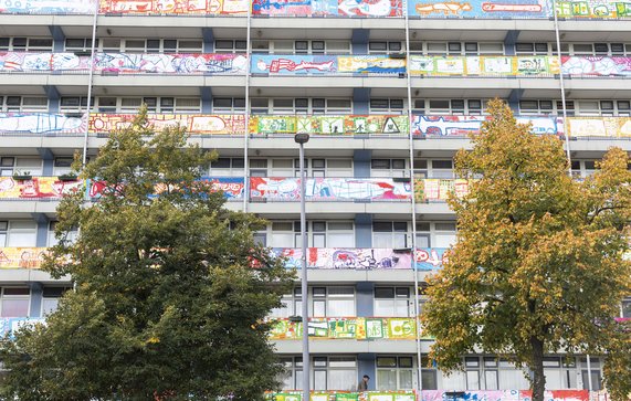 Gijsingflats, opgevrolijkt door een buurtkunstproject van Krista Burger en Kenneth Letsoin ism Foundation Mesh, Rotterdam door Florian Braakman (bron: Florian Braakman)