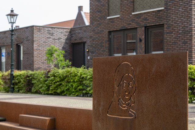 Cortenstalen informatiebord en zitbanken bij woningbouw Brielle door Nadine van den Berg (bron: MooiNL)