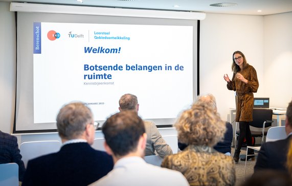 Dagvoorzitter Yvonne van Remmen tijdens de kennisbijeenkomst van Berenschot en SKG door Sander van Wettum (bron: Stichting Kennis Gebiedsontwikkeling)