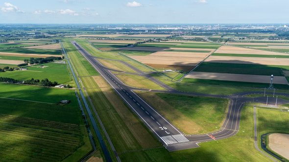 Luchtfoto van de Polderbaan bij Schiphol door Aerovista Luchtfotografie (bron: Shutterstock)