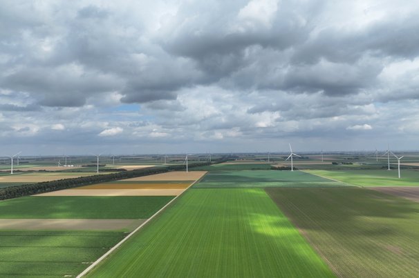 Luchtfoto polderlandschap met windmolens door Arun Viswam (bron: Shutterstock)