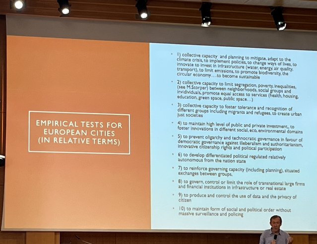 10 dimensies van uitvoeringskracht die Europese steden waar moeten maken, aldus Patrick Le Galès op 11 juli 2024 in Sciences Po, Parijs door Tom Daamen (bron: Tom Daamen)