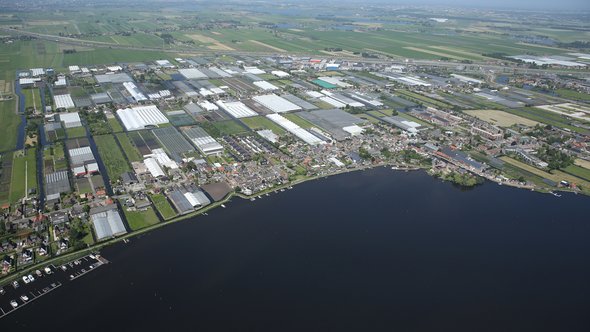 Kassen in Roelofarendsveen voor het Braassemermeer door Aerovista luchtfotografie (bron: Shutterstock)