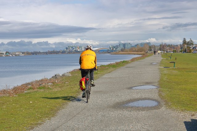 Een fietser op een dijk in Richmond, British Columbia. door Eric Buermeyer (bron: Shutterstock)