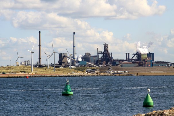 Hoogovens staal fabriek in IJmuiden-Velsen door Fortgens Photography (bron: Shutterstock)