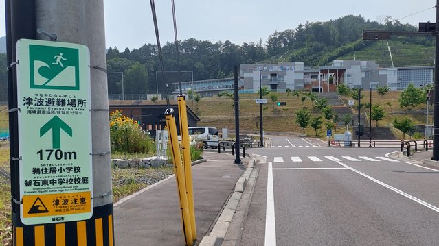 Bewegwijzering naar verhoogde basisschool en evacuatiepunt in Unosumaicho.jpg door Friso van Alphen (bron: Friso van Alphen)