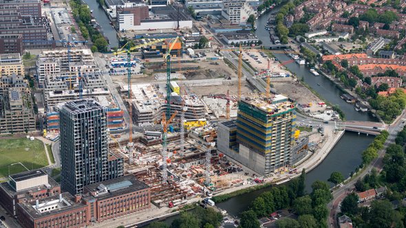 Wolkenkrabber Overhoek Woontoren en het historische gebouw van de Amsterdamse Hogeschool voor de Kunsten. door Aerovista Luchtfotografie (bron: shutterstock)