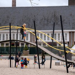 Een speeltuin in Amsterdam tijdens de corona-uitbraak 2020 door Dutchmen Photography (bron: shutterstock)