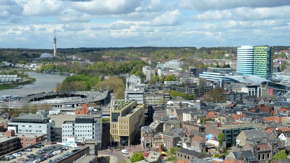 Arnhem Centrum West Rijn door Antoinette Kuhlmann (bron: commons.wikipedia.org)