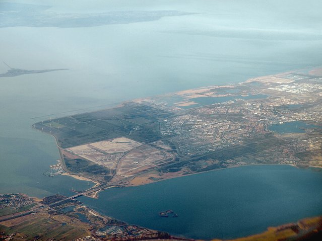 Luchtfoto Almere door Marieke Kuijjer (bron: Wikipedia Commons)