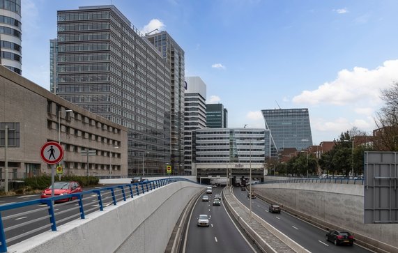 Kantoorpanden langs de A12 in Den Haag door Wolf-photography (bron: Shutterstock)