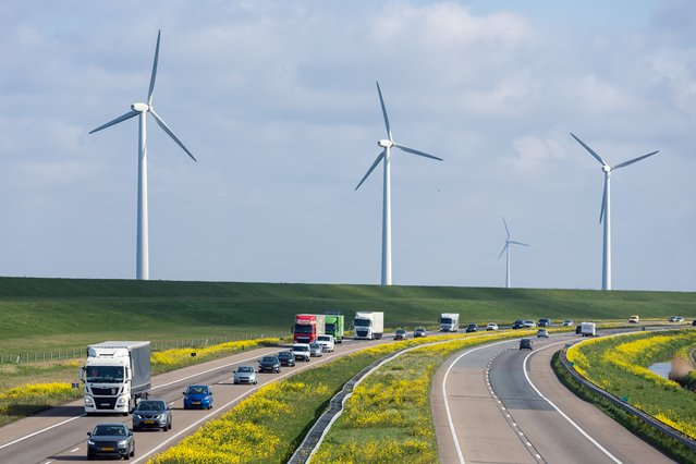 Windmolens naast de A6 in de buurt van Lelystad door T.W. van Urk (bron: Shutterstock)