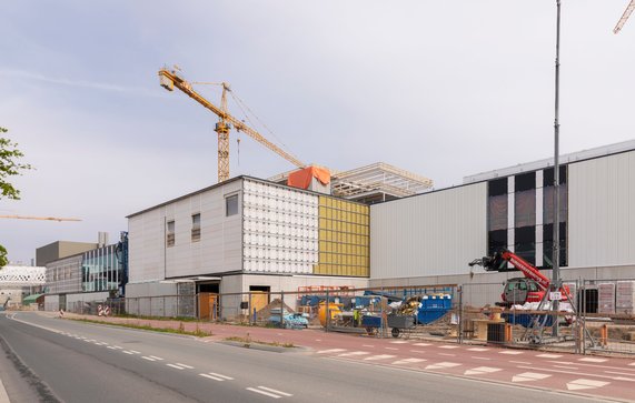 Veldhoven, The Netherlands, May 8th 2020. A construction site of the new ASML buildings with a big yellow crane and construction materials on a sunny day during spring door Lea Rae (bron: shutterstock)