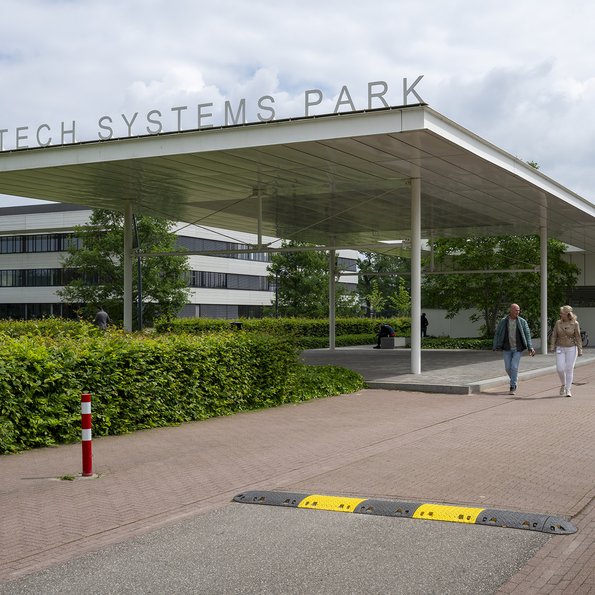 Entreegebouw High Tech Systems Park door Nadine van den Berg (bron: MooiNL)