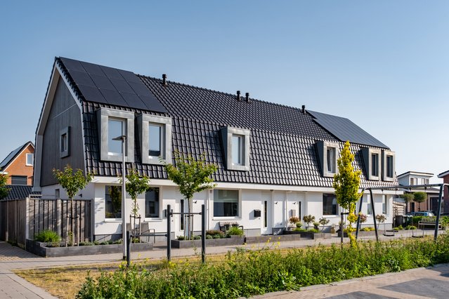 Nieuwbouwhuizen met Zonnepanelen onder een Heldere Hemel door fokke baarssen (bron: shutterstock)