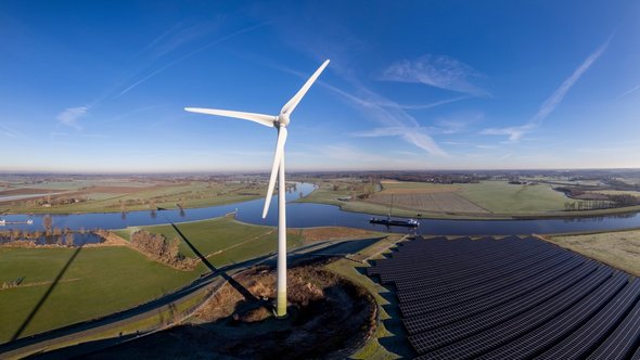 Windmolen naast de rivier de Ijssel door Maarten Zeehandelaar (bron: Shutterstock)