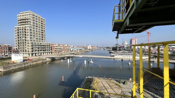 Uitzicht vanop een oude kraan op de Matadibrug en het ontwikkelingsproject Stapelplein (linkerzijde). door Thomas Machiels (bron: Thomas Machiels)