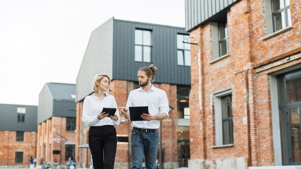 Wandelaars naast huizen door SofikoS (bron: Shutterstock)