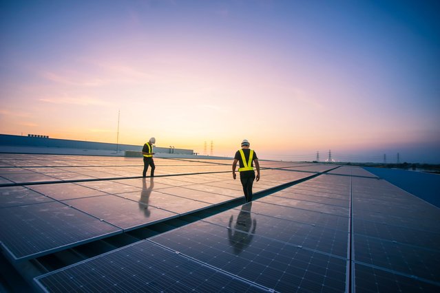 Zonnecellen op het dak van een fabriek door ME Image (bron: Shutterstock)