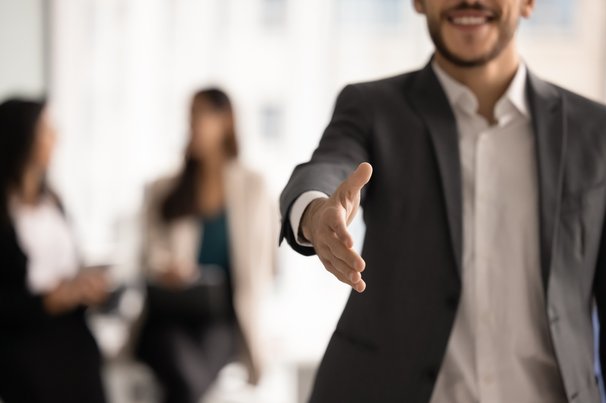 Handschuddende zakenman door AlyshaYogi (bron: Shutterstock)