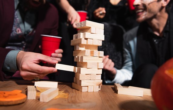 partial view of blurred friends playing wood blocks game during halloween party door LightField Studios (bron: shutterstock)