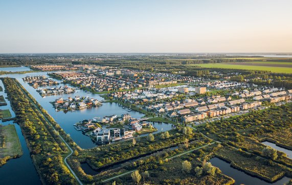 Woonwijk in de Noorderplassen, Almere door Pavlo Glazkov (bron: shutterstock.com)