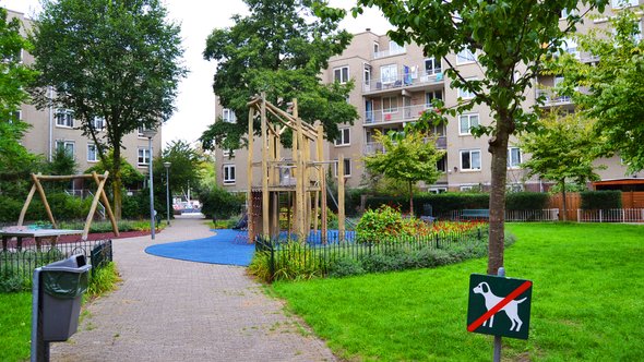 Knus speelplein in een woonwijk in Amsterdam door Zhank0 (bron: shutterstock)