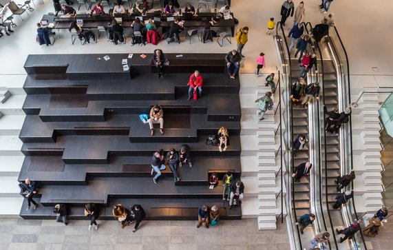 Mensen op de trappen en roltrappen in het Groninger Forum in Nederland door Marc Venema (bron: Shutterstock)