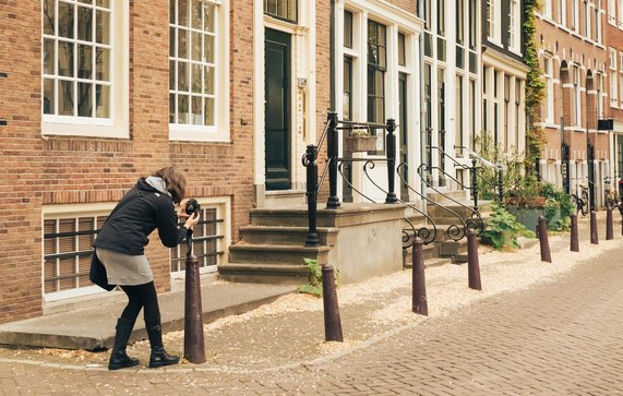 Vrouw fotografeert straat in Amsterdam door Raysto (bron: Shutterstock)