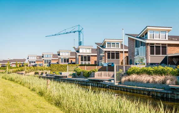 Suburbane nieuwbouwwijk in Nederland door Fokke baarsseB (bron: Shutterstock)