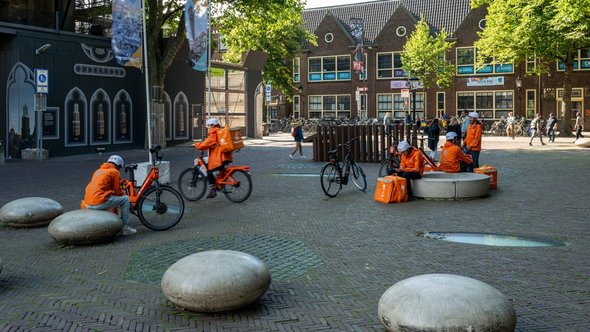 Bezorgers van Thuisbezorgd voor de domtoren door Uwe Aranas (bron: Shutterstock)